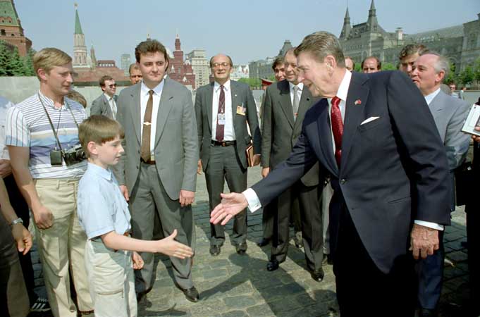 Did this photo show Putin, as undercover KGB officer, meeting Ronald Reagan?